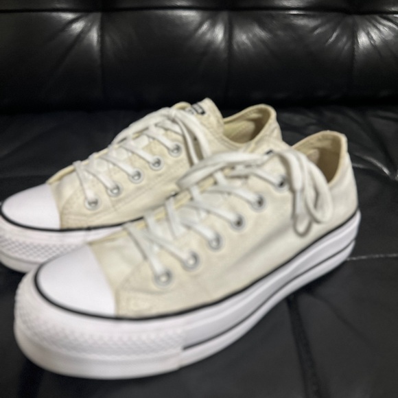 Converse Women’s Chuck Taylor All Star Lift Low Tops in White/Off White/Black - Picture 8 of 15